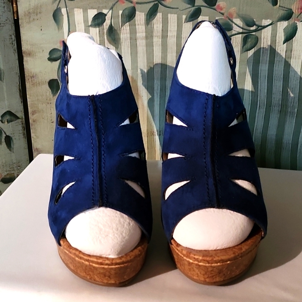 Women's LikeNew Blue Suede Shoes Size 8